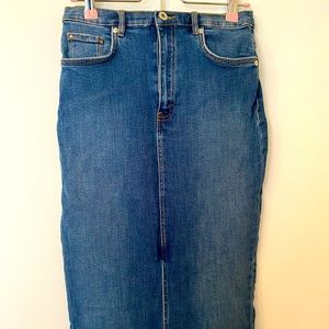 Brand New ZARA Denim Crayon MIDI Skirt , size S, front and back pockets